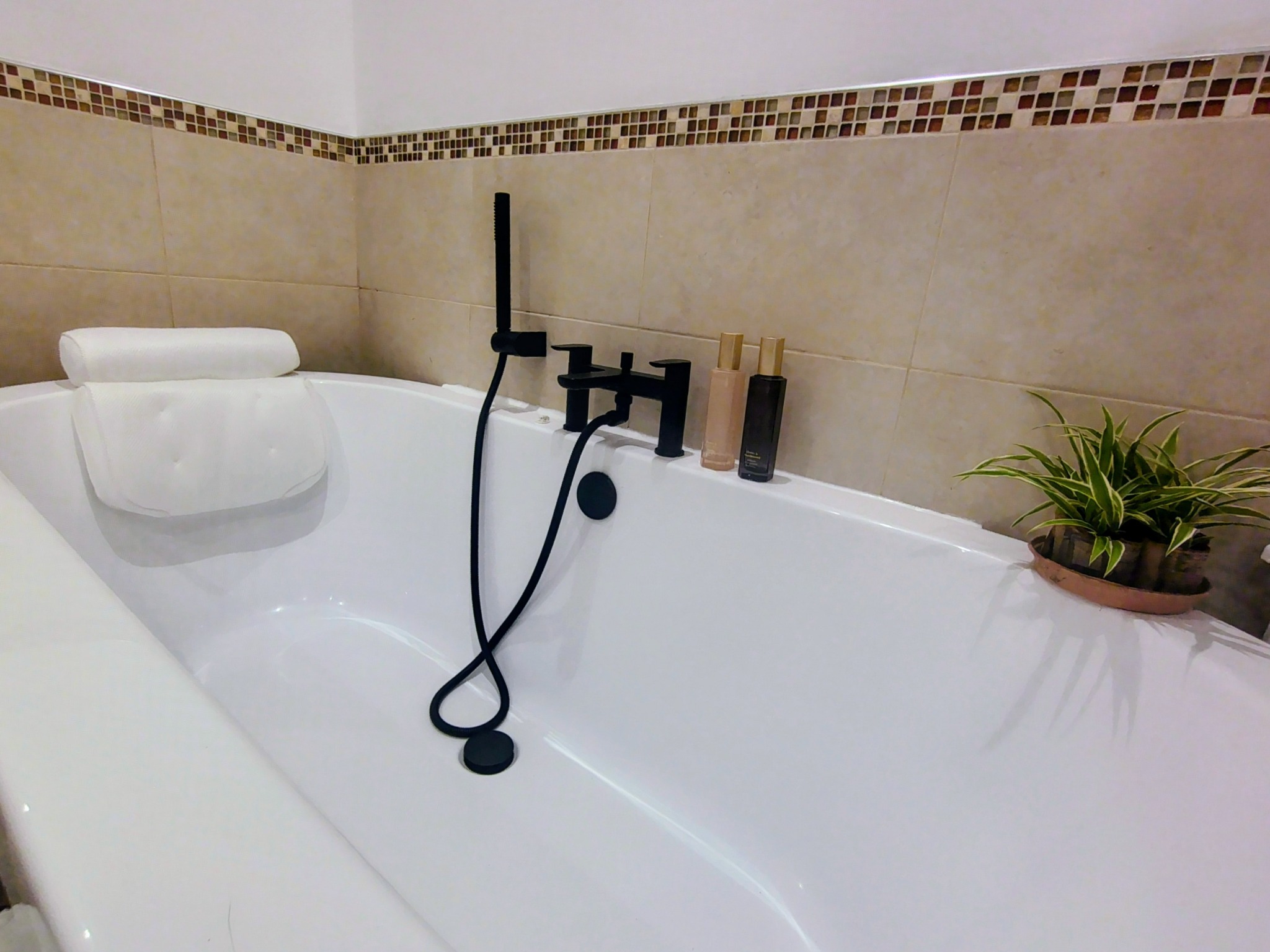 Freestanding bath detail